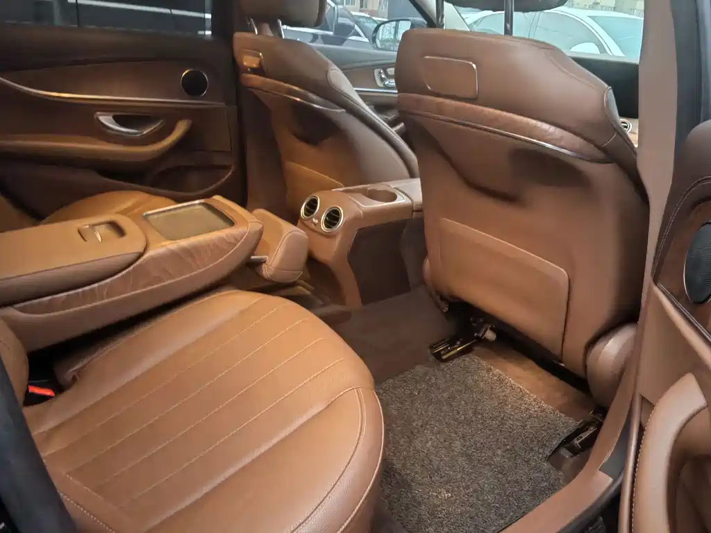 Mercedes-Benz E-Class — миниатюра 6