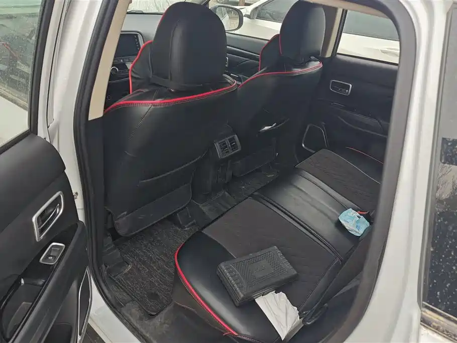 MITSUBISHI OUTLANDER