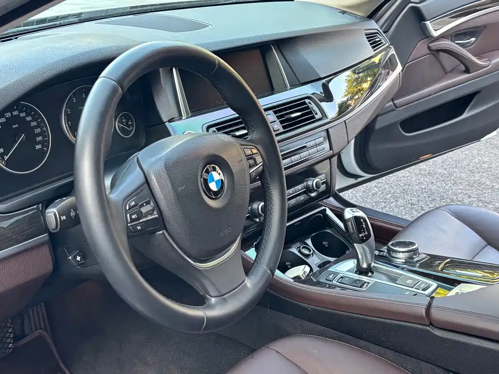 BMW 5 Series — миниатюра 9