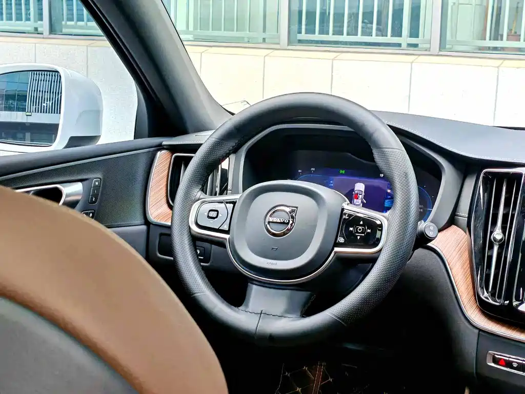 VOLVO XC60 PLUG IN HYBRID