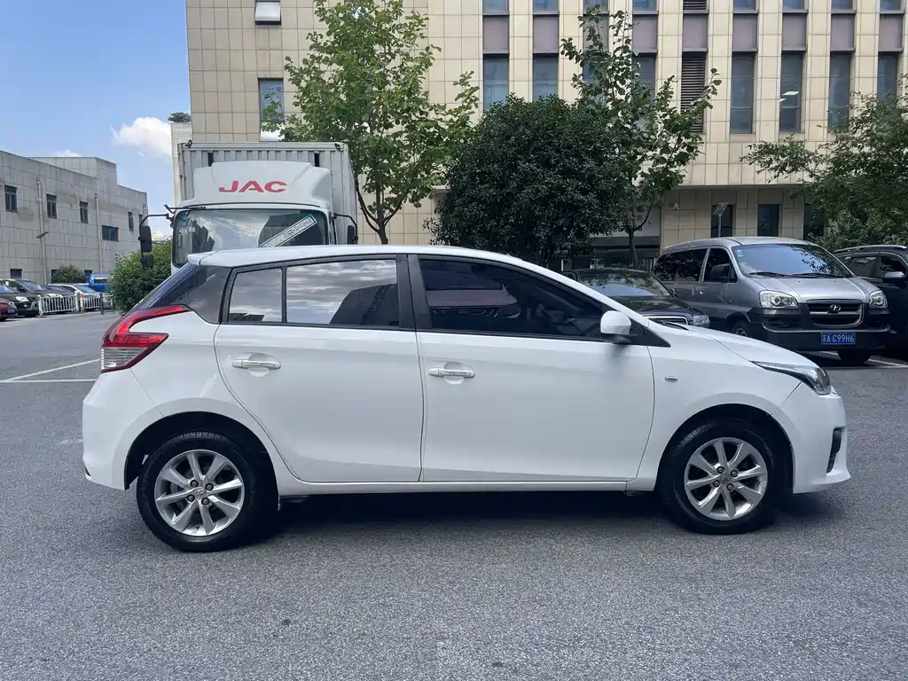 Toyota Yaris L — миниатюра 3