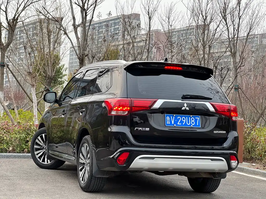 MITSUBISHI OUTLANDER
