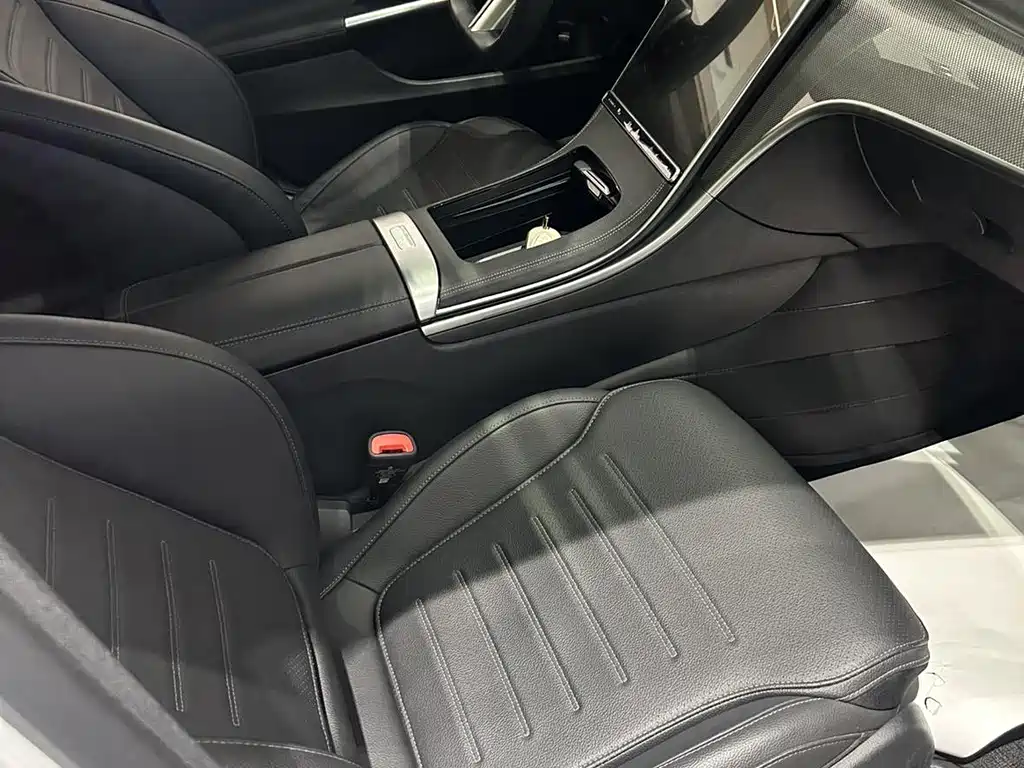 Mercedes-Benz C-Class 2024 — фото 10