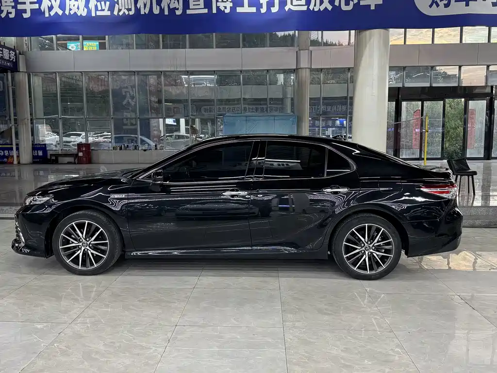Toyota Camry — миниатюра 3