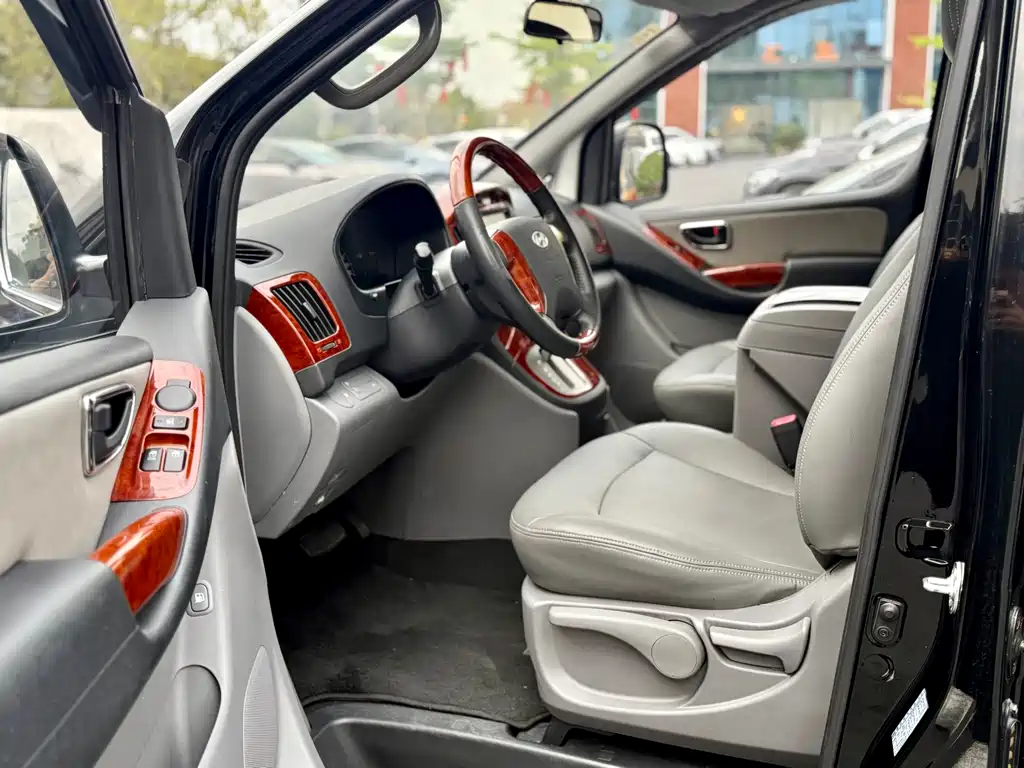 Hyundai H-1 2011 2.4L Luxury