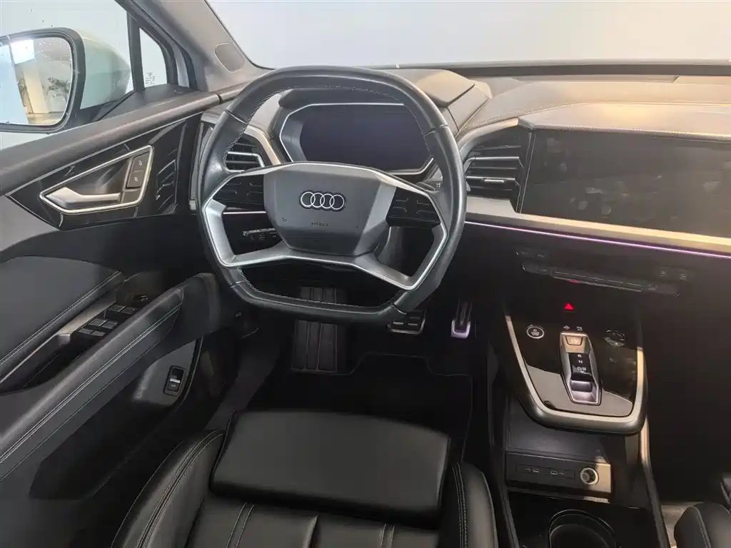 AUDI Q4 E TRON