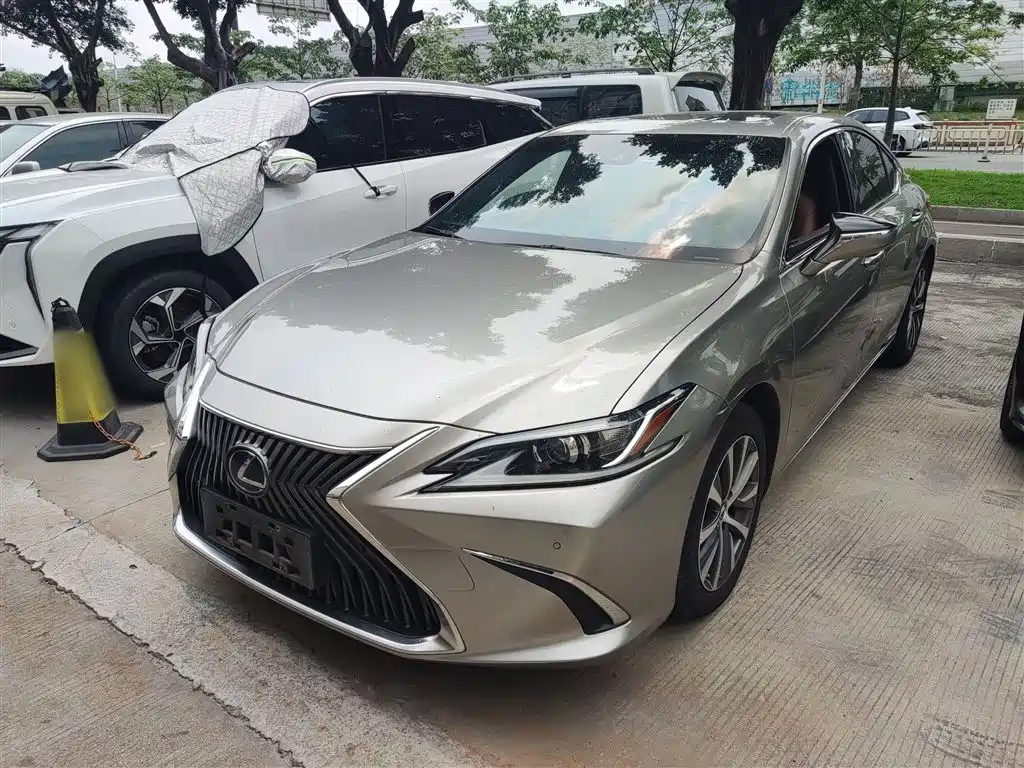 Lexus ES 2021