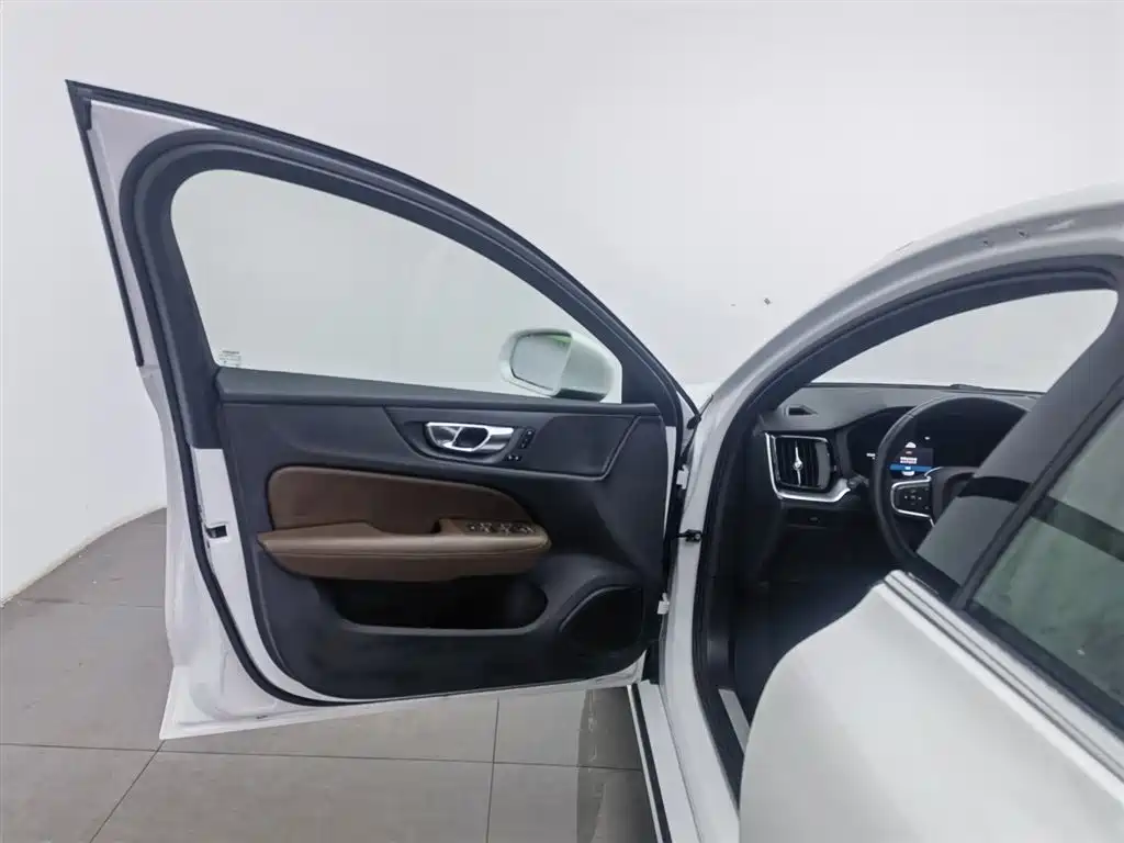 Volvo S60 2023 B4 Luxury