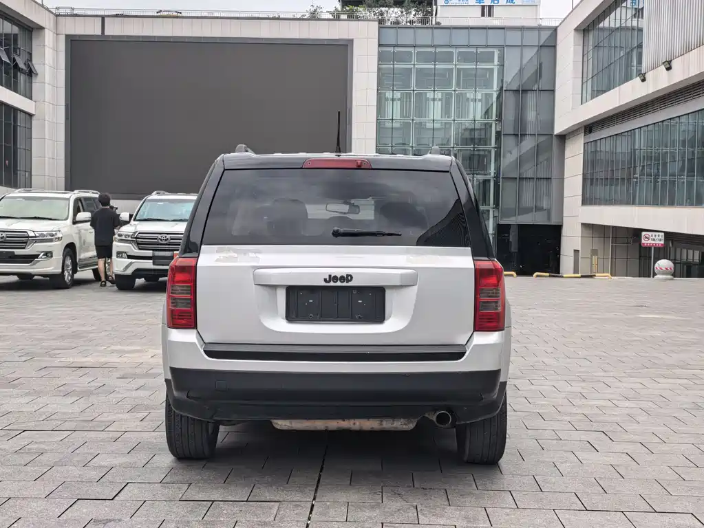 Jeep Patriot 2.4L Luxury Navigation Edition, фото 18