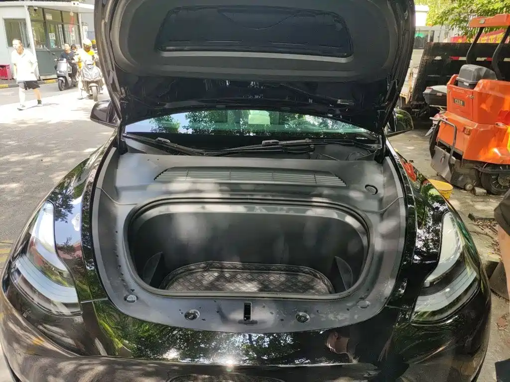 Tesla Model Y — миниатюра 21