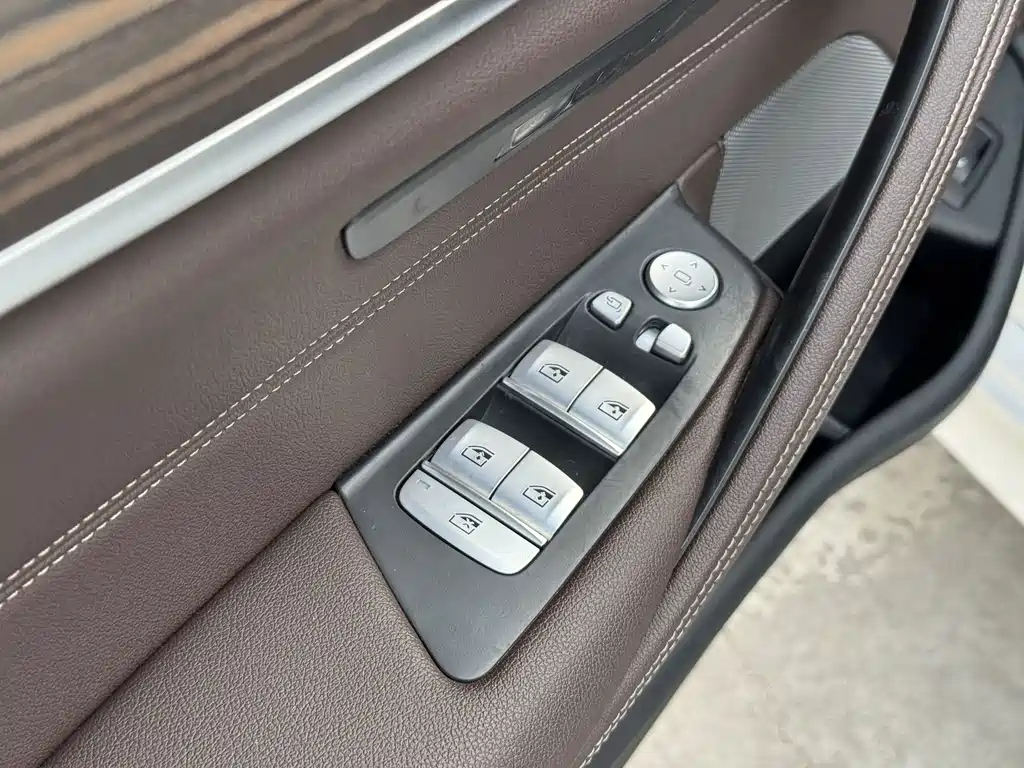 BMW 5 Series 2023 — фото 19