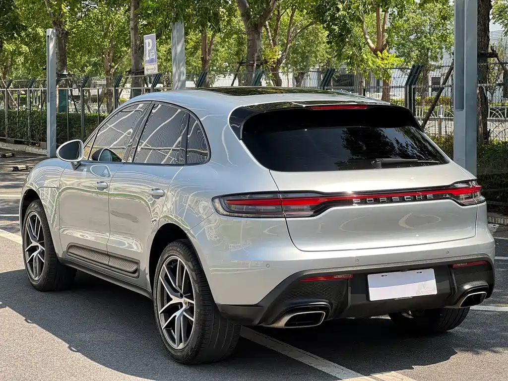 PORSCHE MACAN