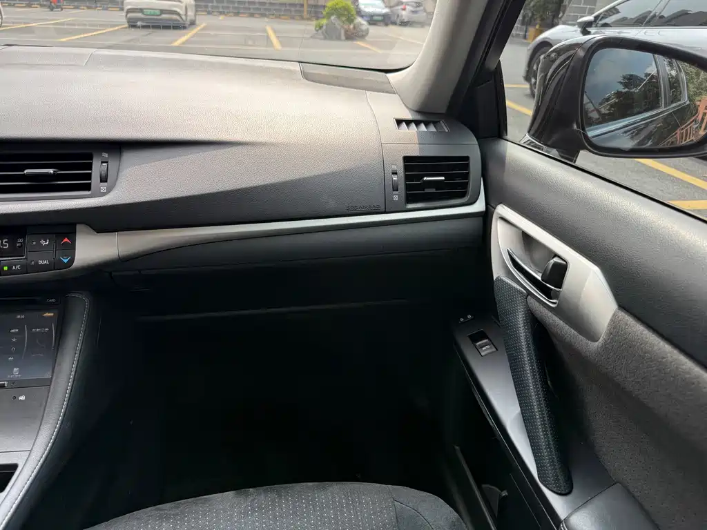 Lexus CT — миниатюра 17