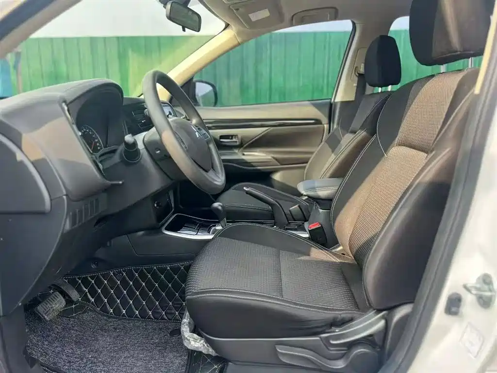 MITSUBISHI OUTLANDER