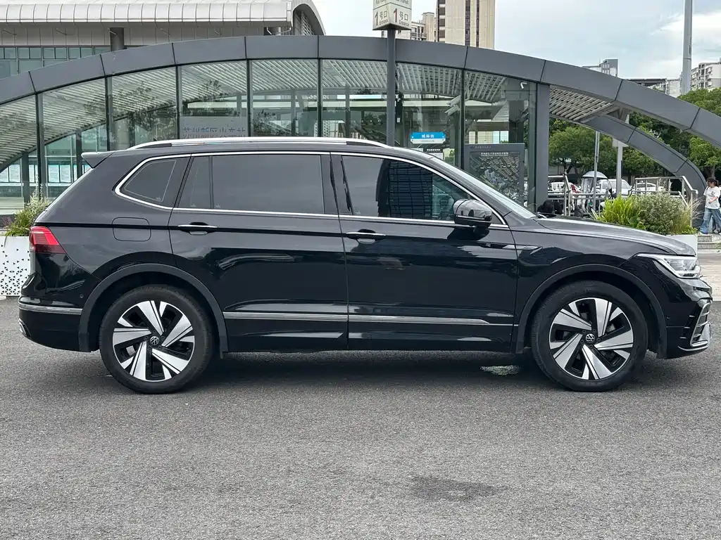 Volkswagen Tiguan L L 2023 330TSI AT R-Line