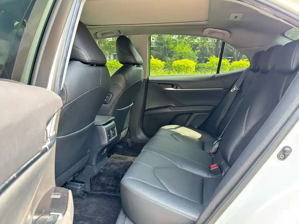 Toyota Camry — миниатюра 5