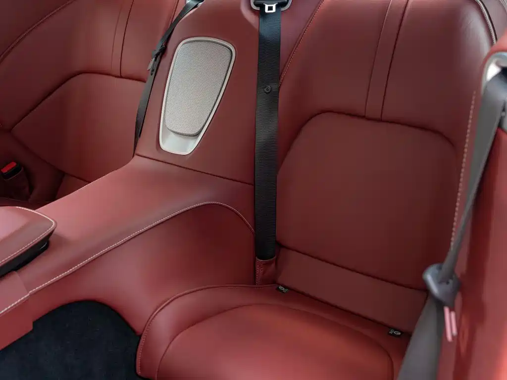 Aston Martin DB11 — миниатюра 18