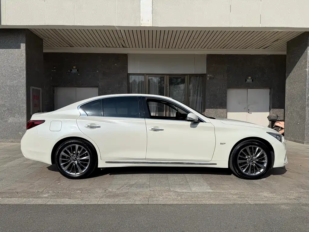 INFINITI Q50L