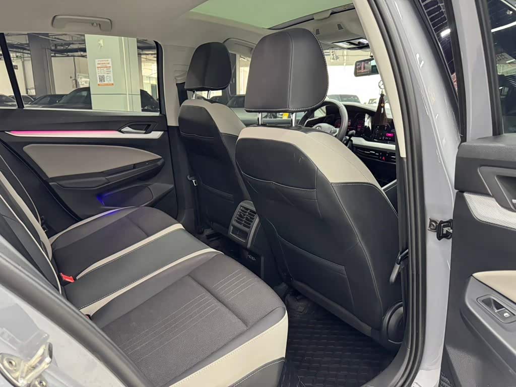 Volkswagen Golf 1.4 л 2022 г. Серебристо-серый, пробег 20000 км