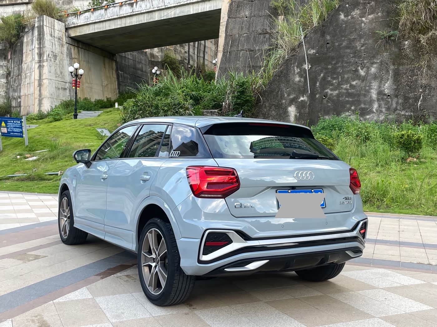 Audi Q2L 1.4 л 2022 г. Серебристо-серый, пробег 15000 км