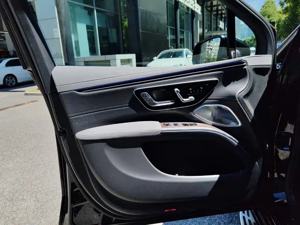 Mercedes-Benz EQS SUV — миниатюра 10