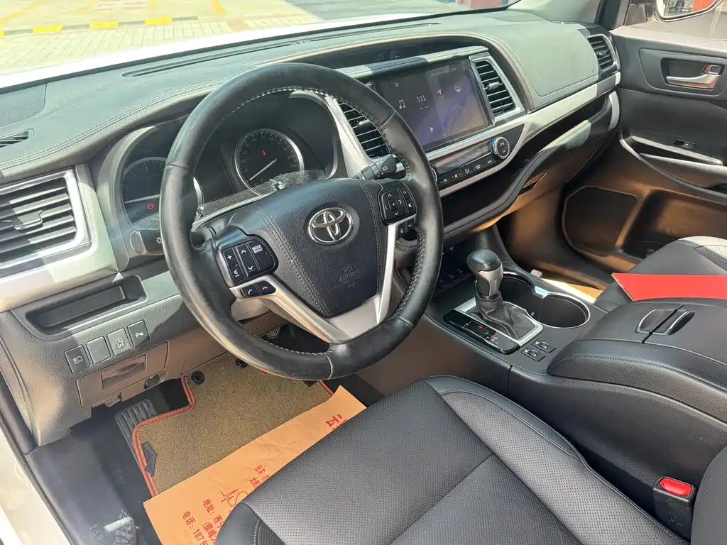 Toyota Highlander 2021 2.0T Luxury 7 мест