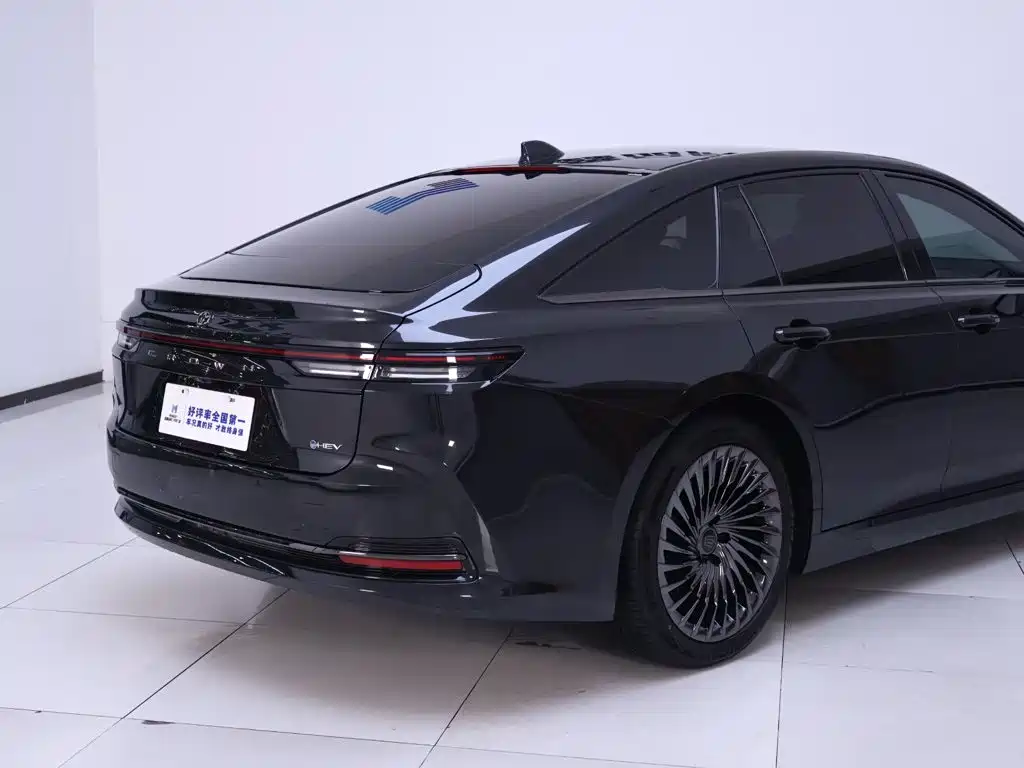 Toyota Crown (Import) — миниатюра 8