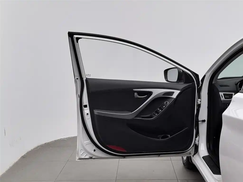 Hyundai Elantra 2015 1.6L MT Fashion