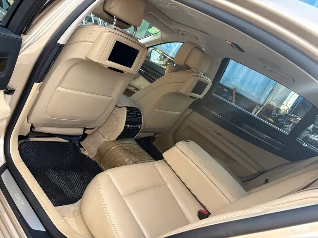 BMW 7 Series — миниатюра 5