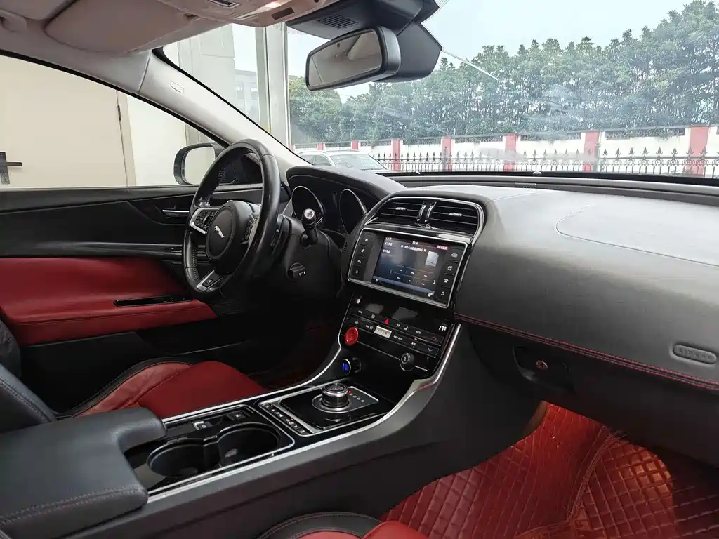 Jaguar XE — миниатюра 13