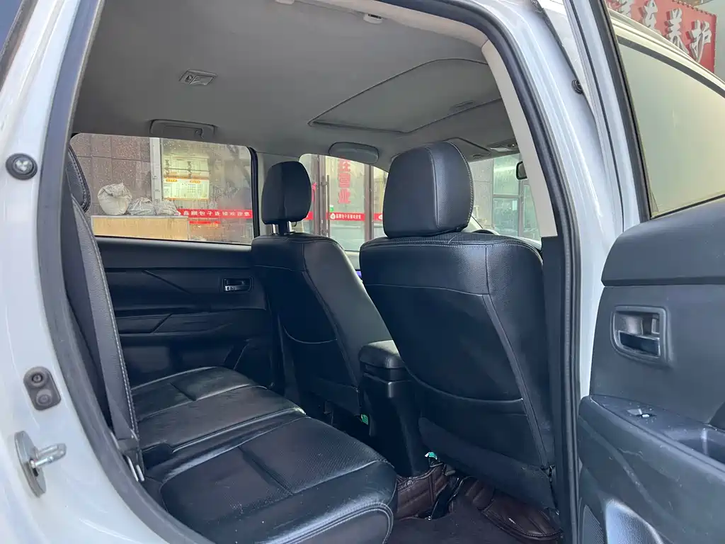 MITSUBISHI OUTLANDER