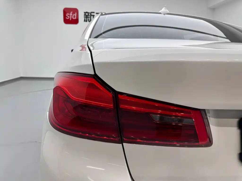 BMW 5 Series — миниатюра 27