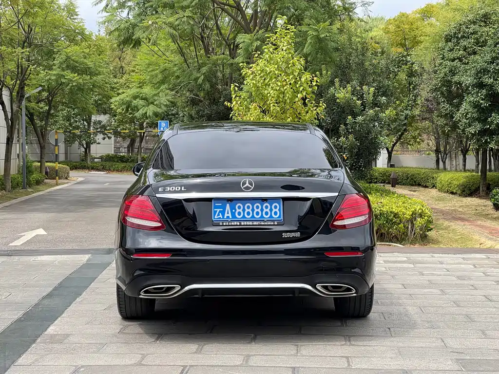 Mercedes-Benz E-Class — миниатюра 9