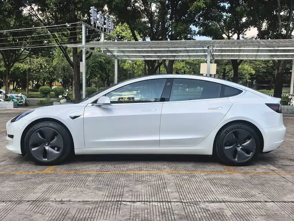 Tesla Model 3 — миниатюра 7