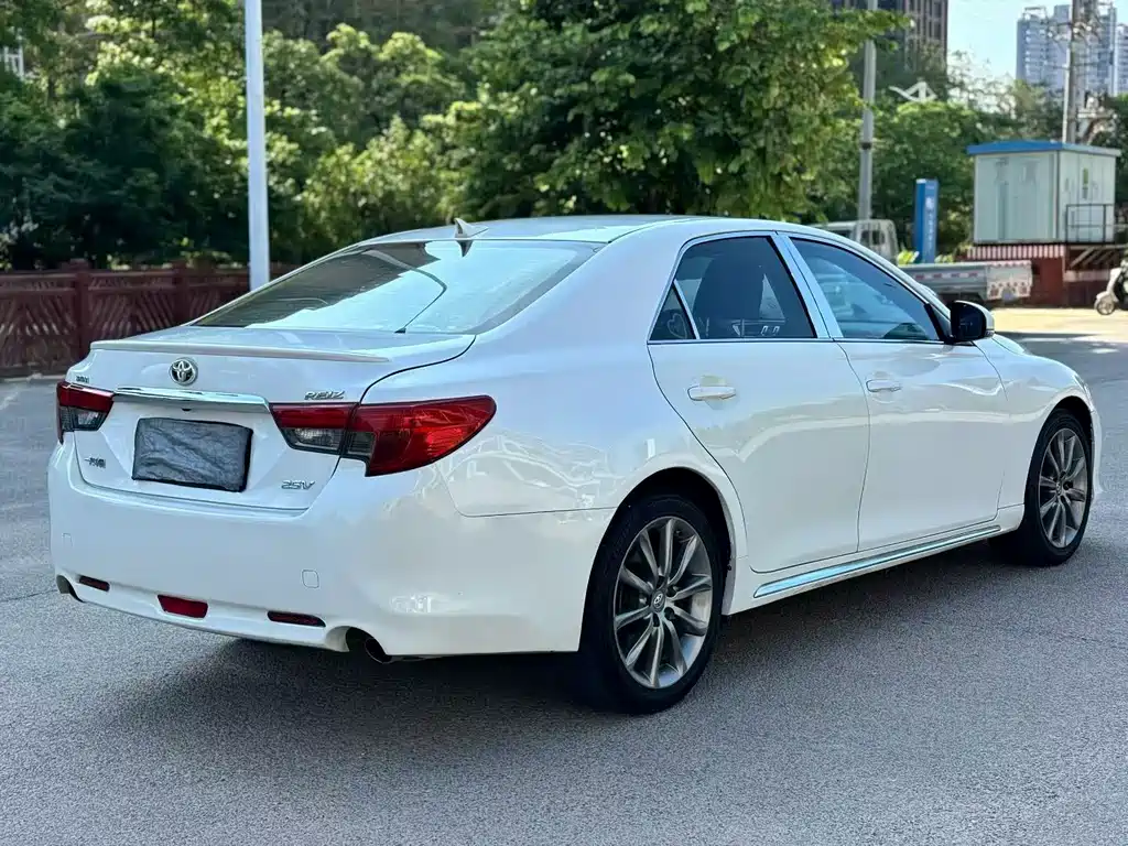 Toyota Reiz — миниатюра 7
