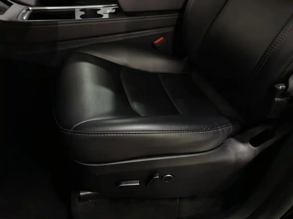 Tesla Model Y — миниатюра 20