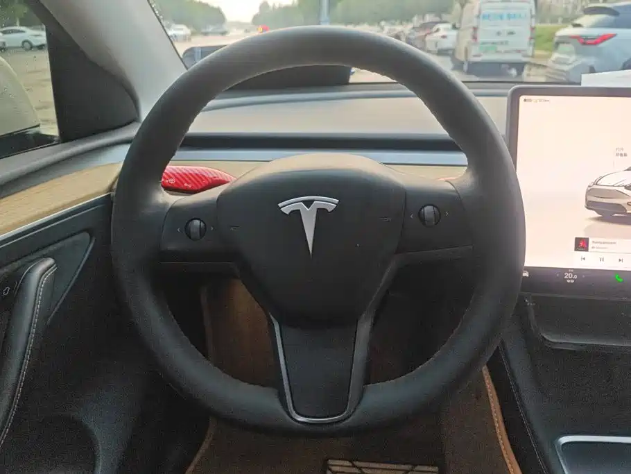Tesla Model Y — миниатюра 15