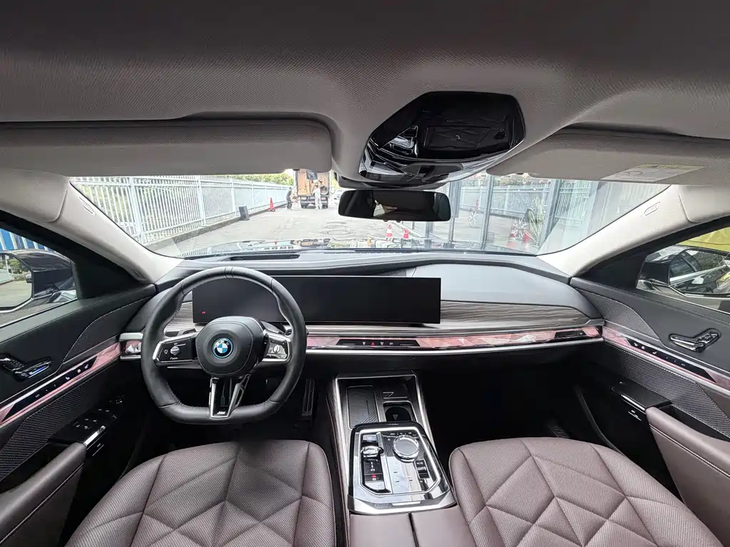 BMW i7 — миниатюра 9