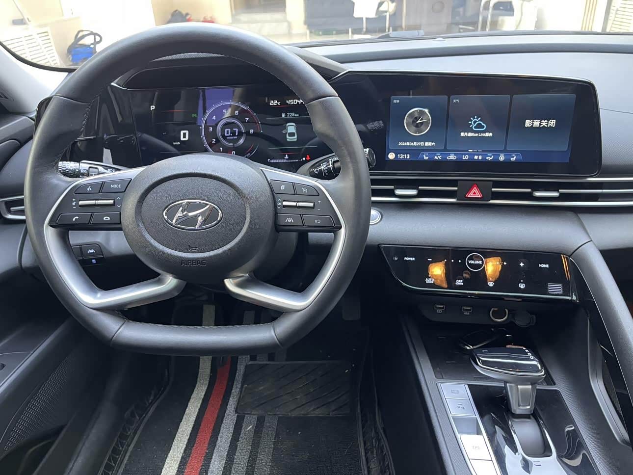 Hyundai Elantra 1.5 л 2023 г. Белый, пробег 45000 км