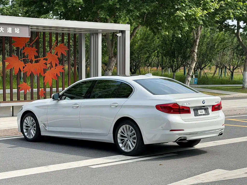 BMW 5 Series — миниатюра 9