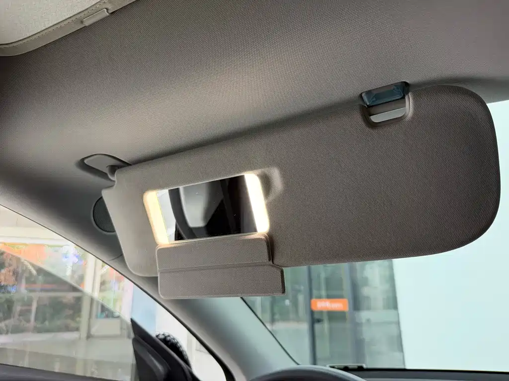 Tesla Model Y — миниатюра 14