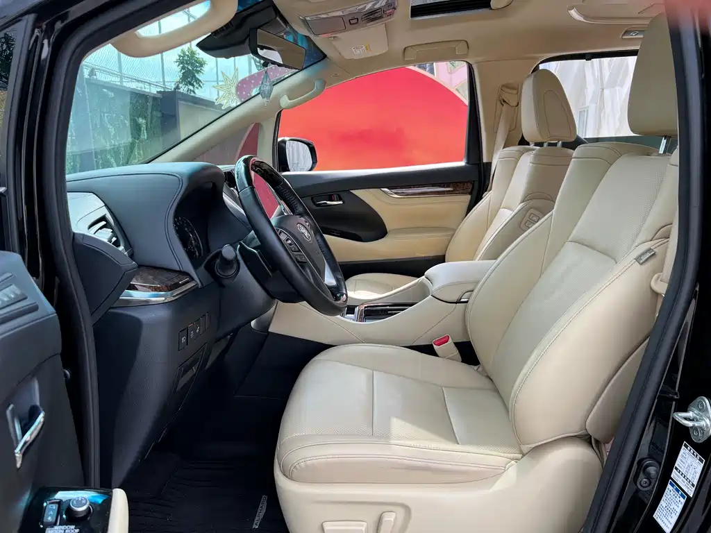 Toyota Alphard — миниатюра 10
