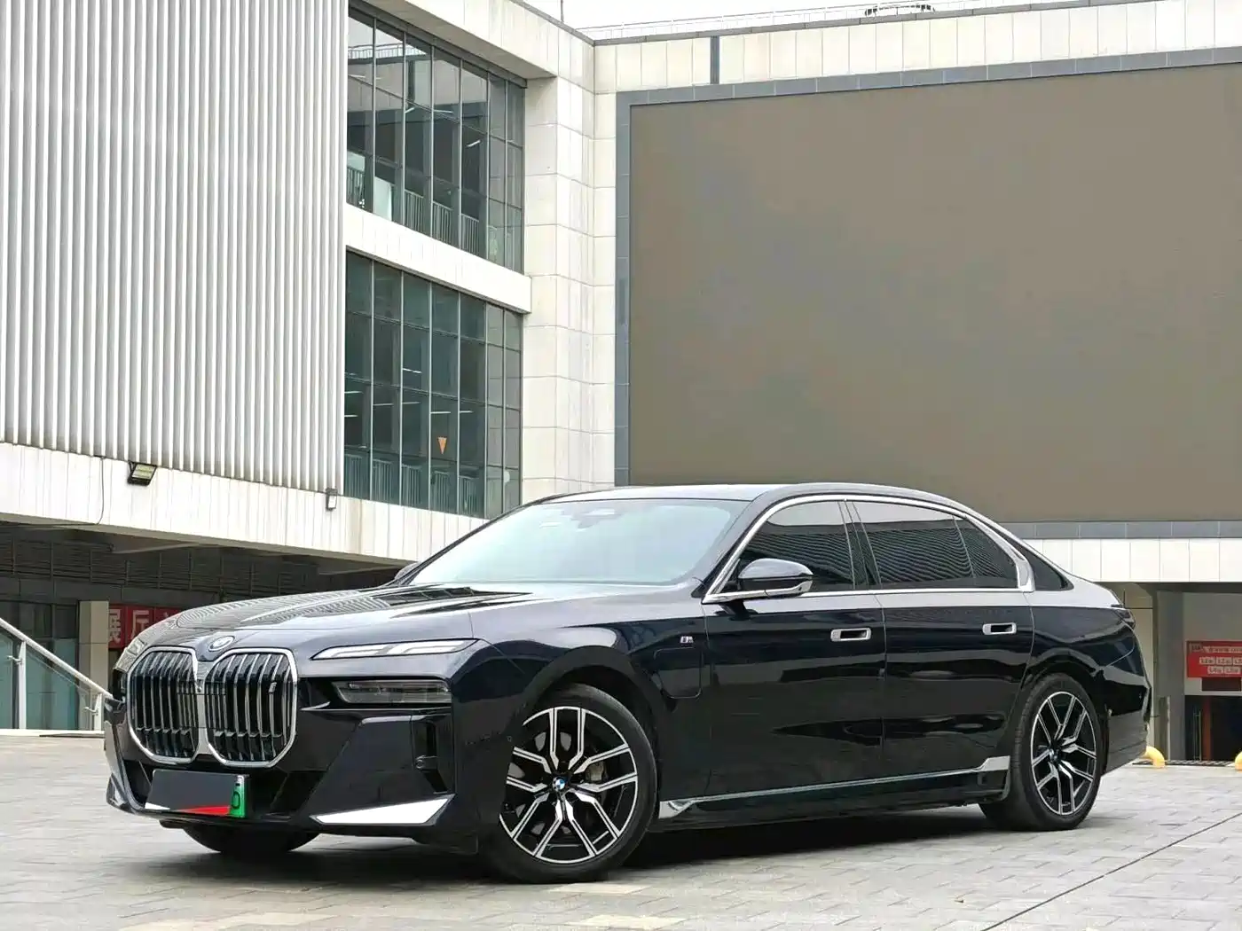 宝马i7 2023款 eDrive50L 领先M运动套装 2024