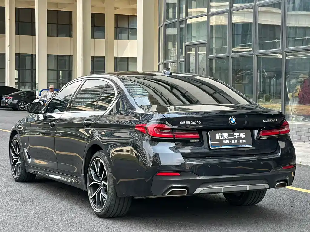 BMW 5 Series — миниатюра 9