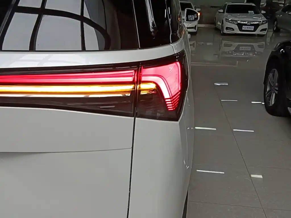 Buick GL8 Hybrid — миниатюра 8