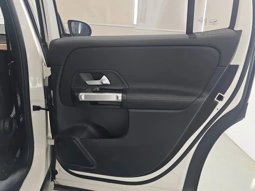 Mercedes-Benz GLB — миниатюра 16