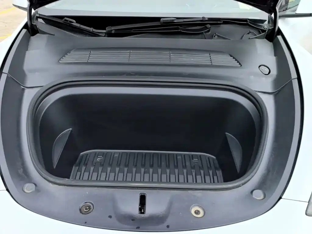 Tesla Model Y — миниатюра 20