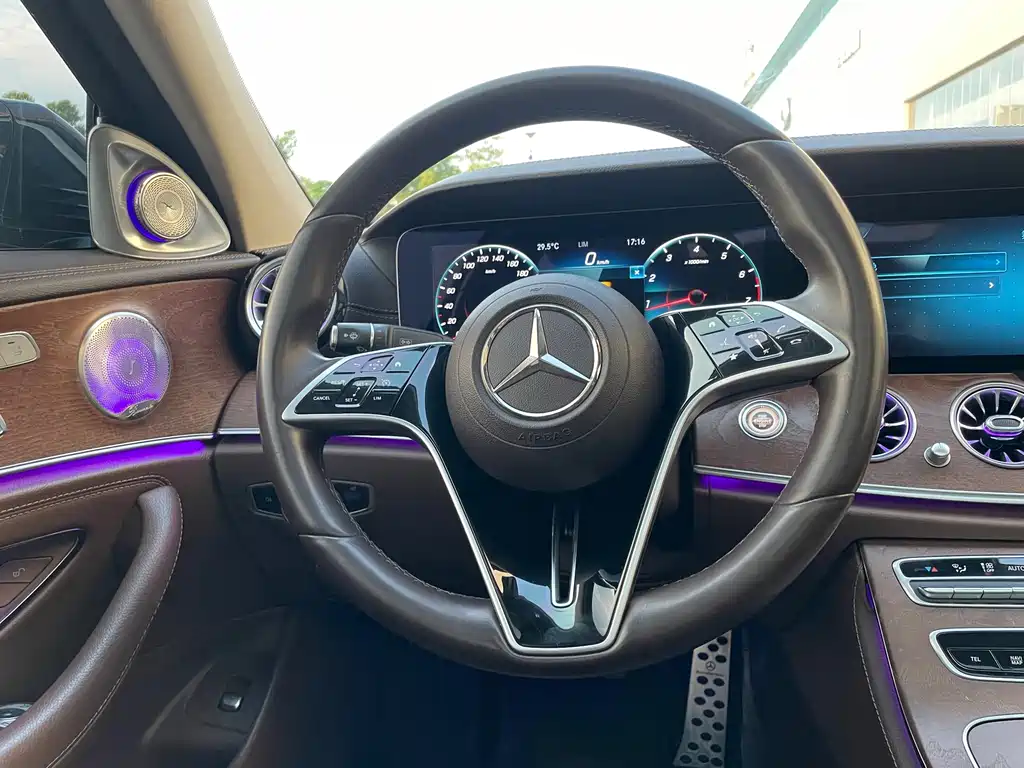 Mercedes-Benz E-Class — миниатюра 11