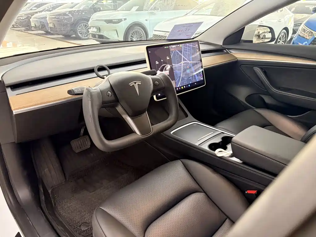 Tesla Model 3 — миниатюра 5