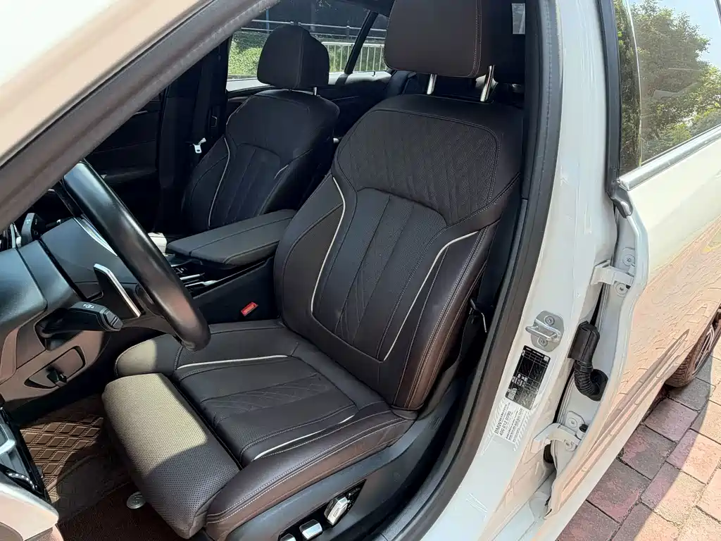 BMW 5 Series — миниатюра 9